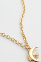 Fine polished gold chain detail of Le Luna necklace