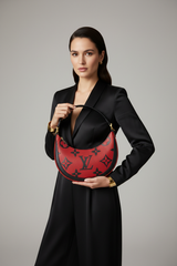 Le Gina Voyage Red + Black – Model Shot