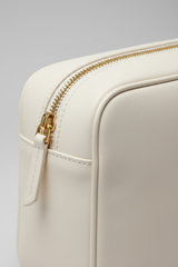 Executive Carry Weekender in White Refined Smooth Leather – leather and zipper macro close-up