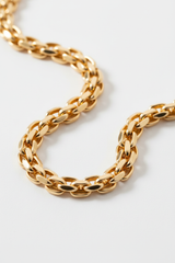Fine gold chain detail of Le Pearl necklace