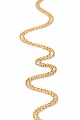 Fine delicate gold chain detail of Le Lumière necklace